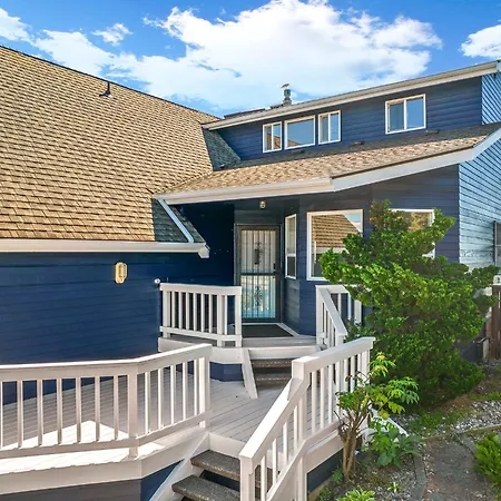 Sandy Point 6 Beds 3 Baths Beach House With Amazing Views
